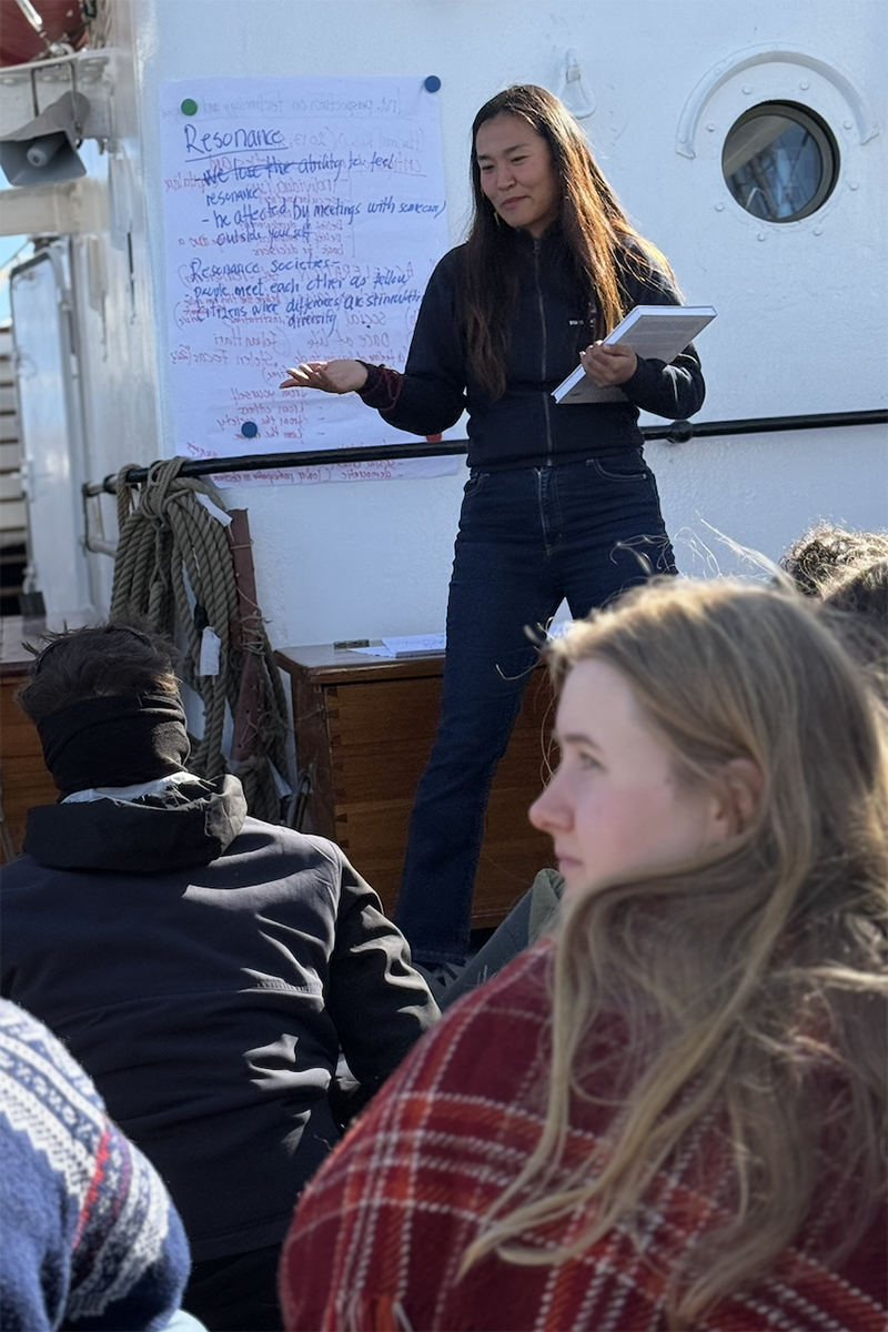 Person står foran andre og snakker